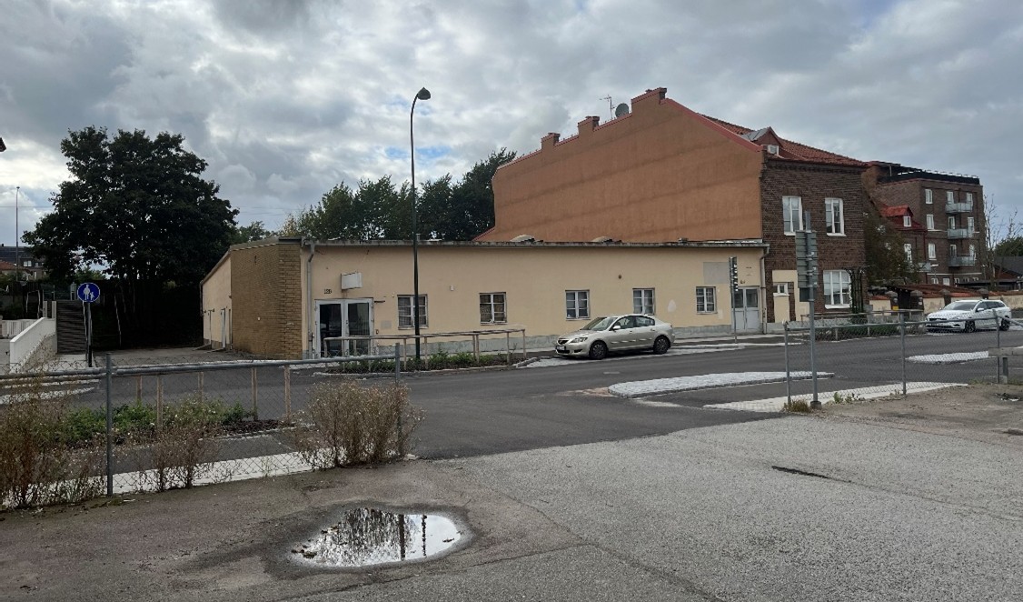 Bild över planområdet och fastigheten Abborren 2 som det idag står en gul enplansbyggnad.