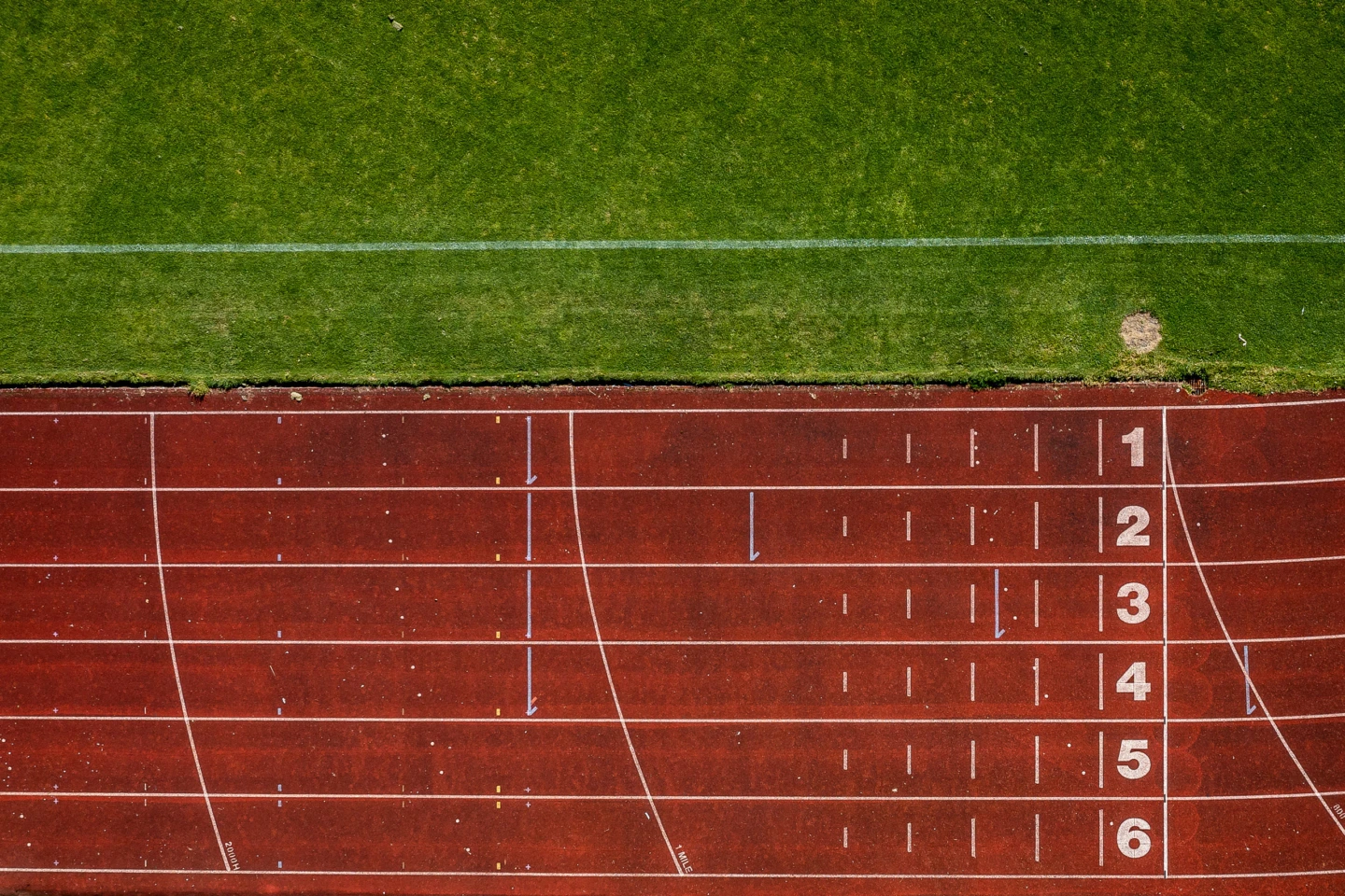 En bild på en del av en löparbana tagen ovanifrån
