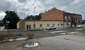 Bild över planområdet och fastigheten Abborren 2 som det idag står en gul enplansbyggnad.